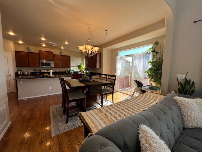 Building Photo - 4 Bedroom Home close to Peterson SFB
