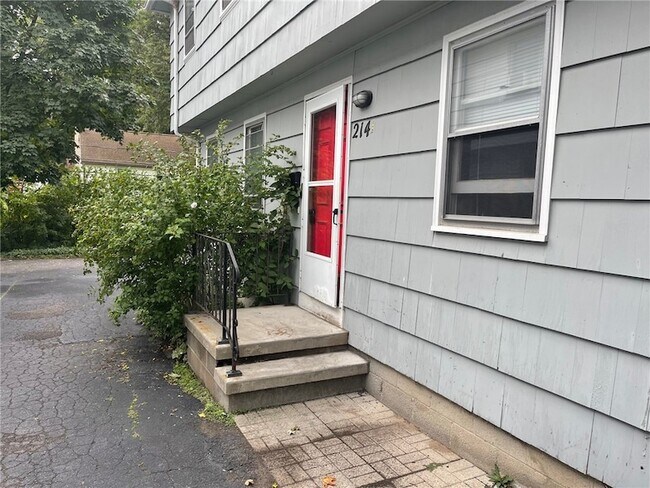 Building Photo - 214 E Spruce St