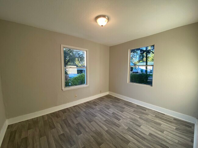 Building Photo - 1303 S Hart Ave