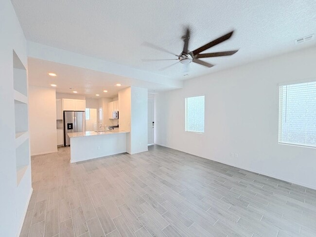 Building Photo - Beautiful 3 bed 2 bath home in Enchanted Hills area of Rio Rancho. Refrigerated Air! Near Hwy 550
