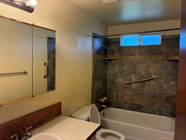 Building Photo - 2121 E Viewmont Dr