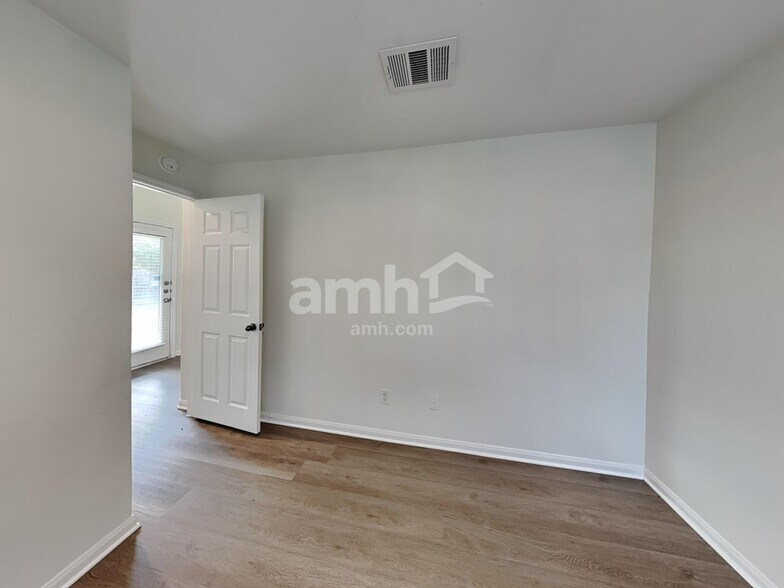 Building Photo - 1701 Amberwood Loop