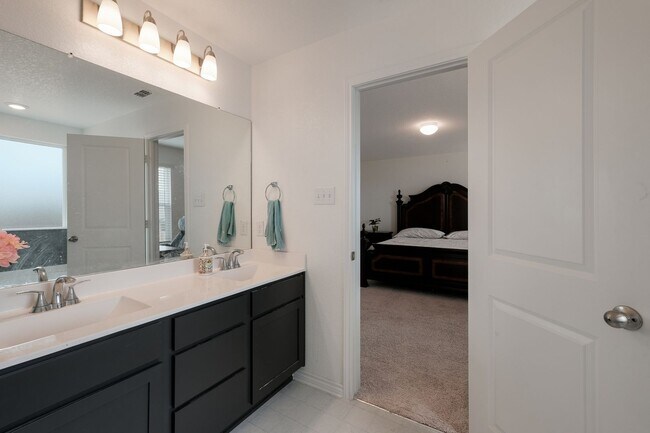 Building Photo - Comfort Meets Convenience in a Well-Located Home