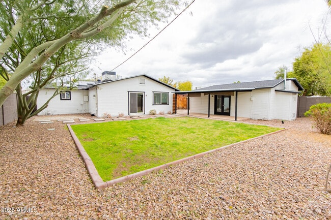 Building Photo - 803 E Palmaire Ave