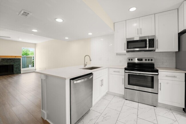 Building Photo - 6410 Chimney Creek Cir
