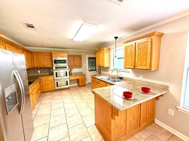 Building Photo - Stylish, Spacious & In a Prime Baton Rouge...