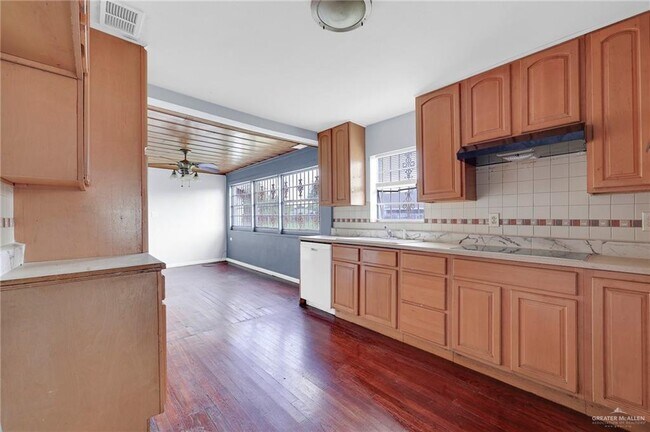 Building Photo - 913 N 3rd St
