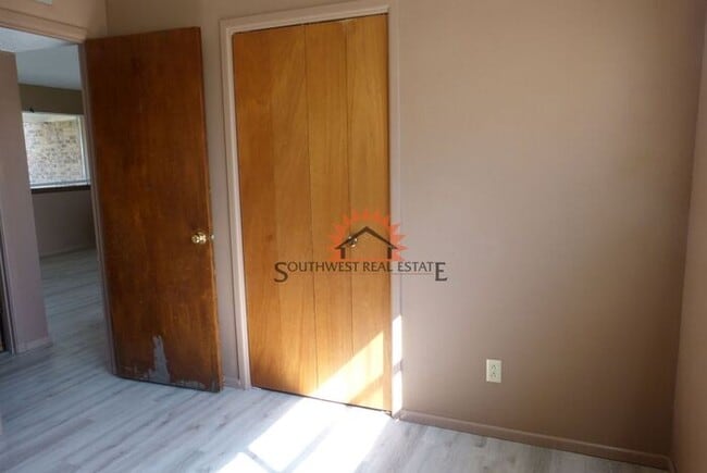 Building Photo - Spacious 3 bedroom 2 bathroom home.