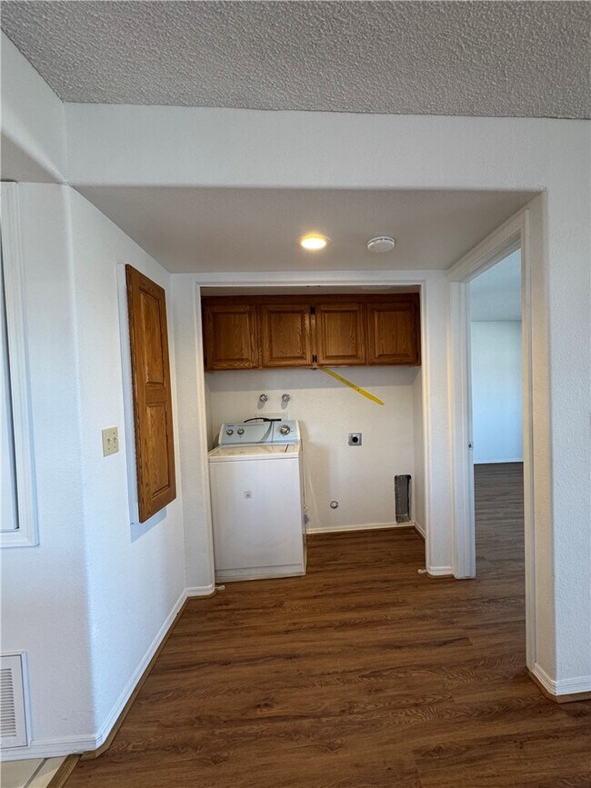 Building Photo - 2022 Merrill Ln