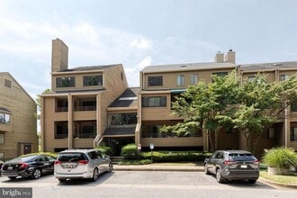Building Photo - Welcome to contemporary luxury living in this beautifully renovated 2bd 2.5bth penthouse condo
