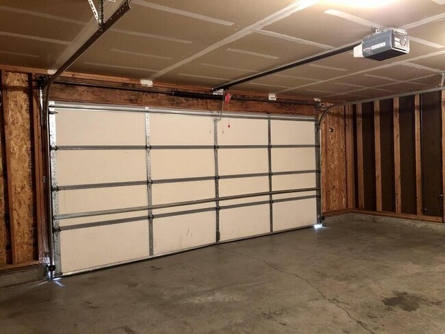 Building Photo - 735 NE Negus Pl