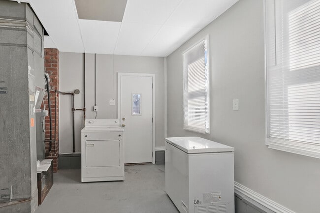 Building Photo - 3840 Bart Ave