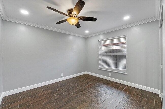 Building Photo - 5820 NW 56th Pl