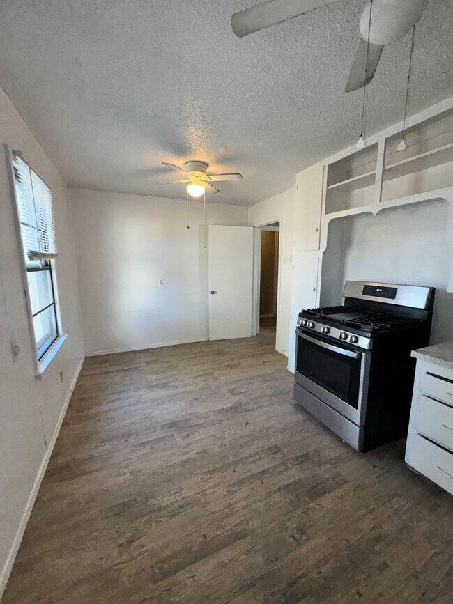 Building Photo - 3 Bedroom