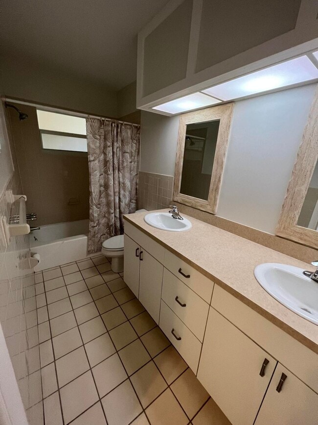 Building Photo - 1050 E Sample Rd