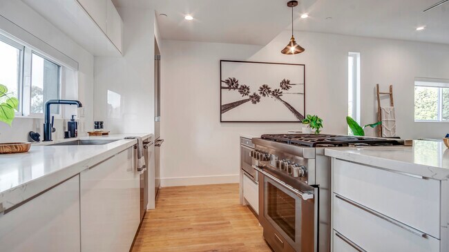 Building Photo - 3154 Curts Ave