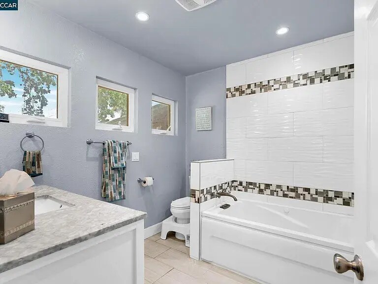 Building Photo - 1331 Pear Dr