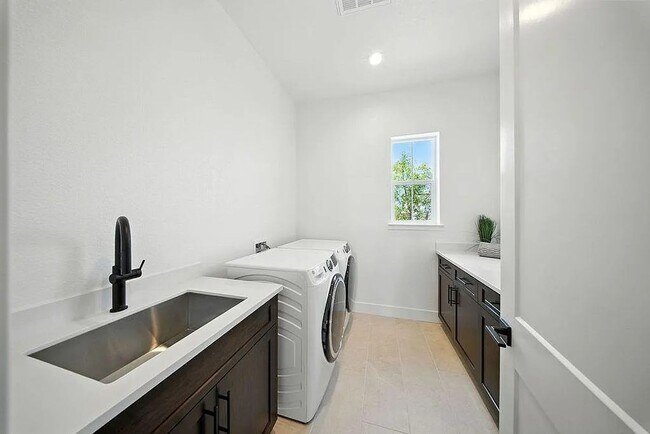 Building Photo - Spacious 2 bedroom 2 bath Home in 55+ Adul...