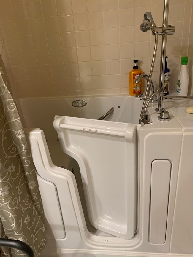 Walk-In Tub - 10000 Goldenwood Ct