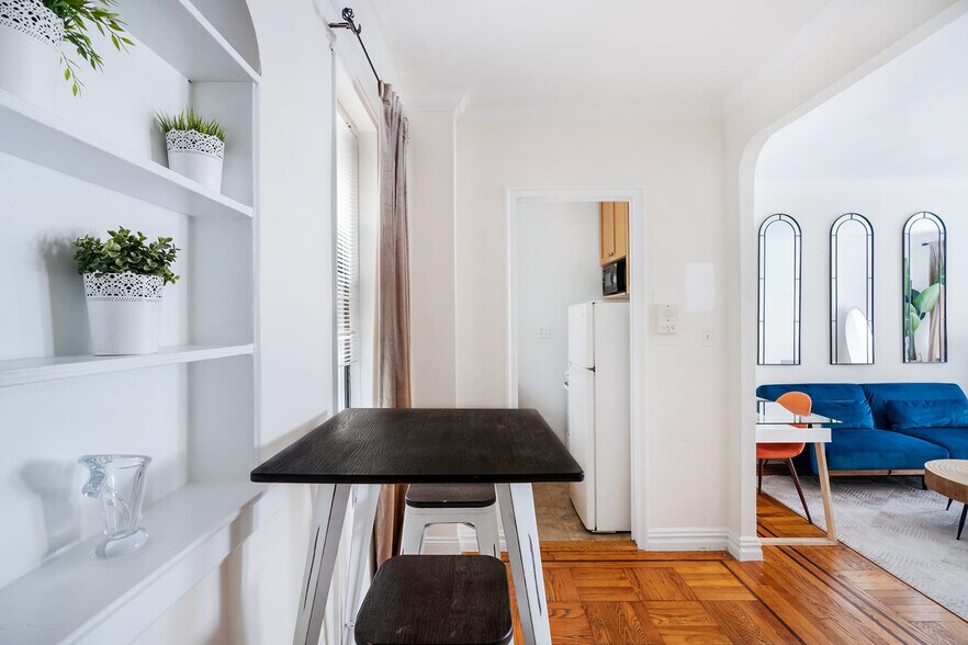 Building Photo - 105 E 24th St