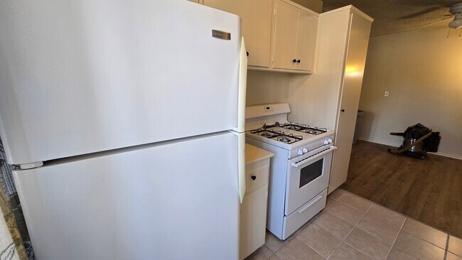 Building Photo - 526 S St Andrews Pl