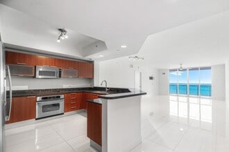 Building Photo - 2650 Lake Shore Dr