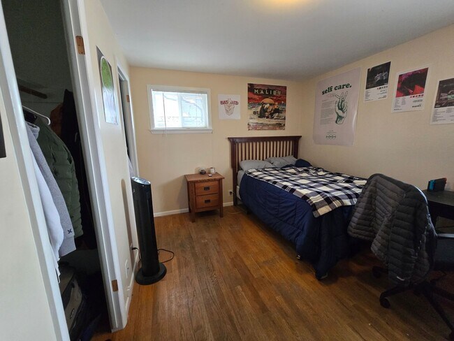 Building Photo - 5-Bedroom Home with Finished Basement, Large Backyard & Attached Garage