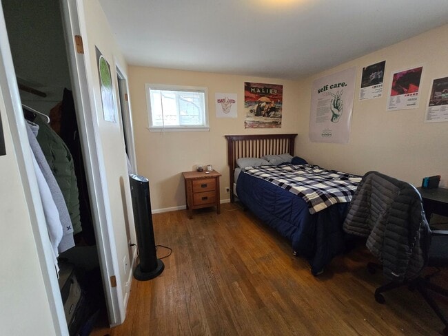 Building Photo - Preleasing Spacious 5-Bedroom Home with Finished Basement, Large Backyard & Attached Garage