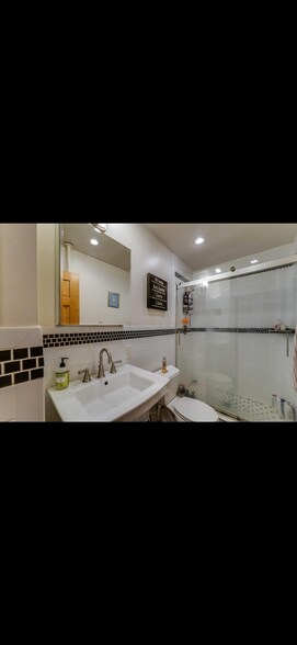 Building Photo - 1131 Washington St