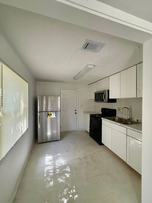 Building Photo - Cozy 2 Bedroom Duplex On a quiet tree lined Street.