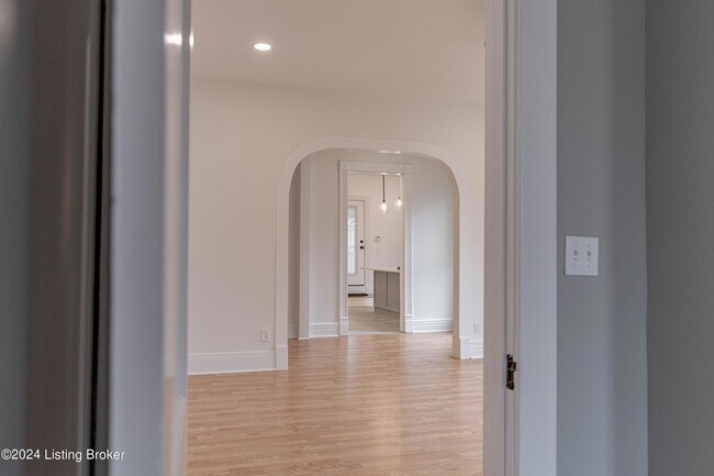 Building Photo - 1804 Frankfort Ave