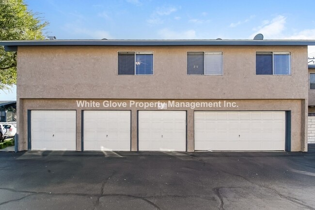 Building Photo - Updated Upstairs Condo with Garage in Desirable Walnut Neighborhood