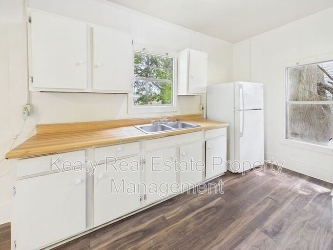 Building Photo - 119 Delories St