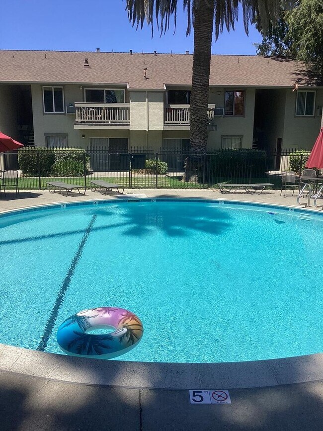 Building Photo - Tasteful Single Story Condo 1bd/1ba - Grea...