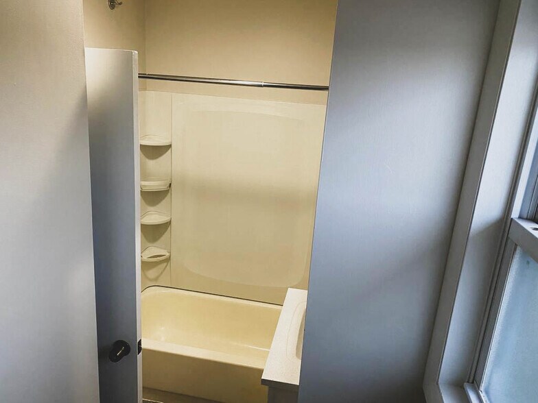 Bathroom 3c - 33 Tingley St