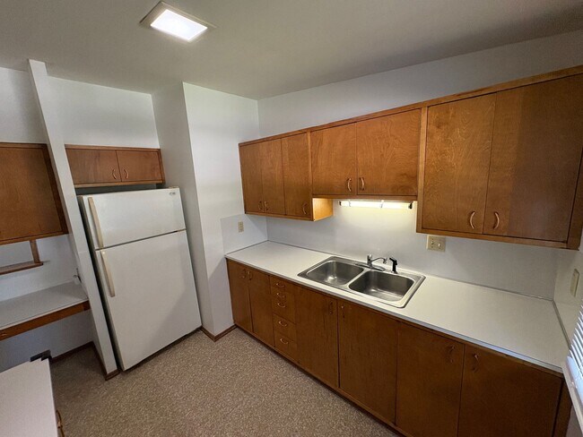 Building Photo - Charming Home, new carpet, laundry, backyard