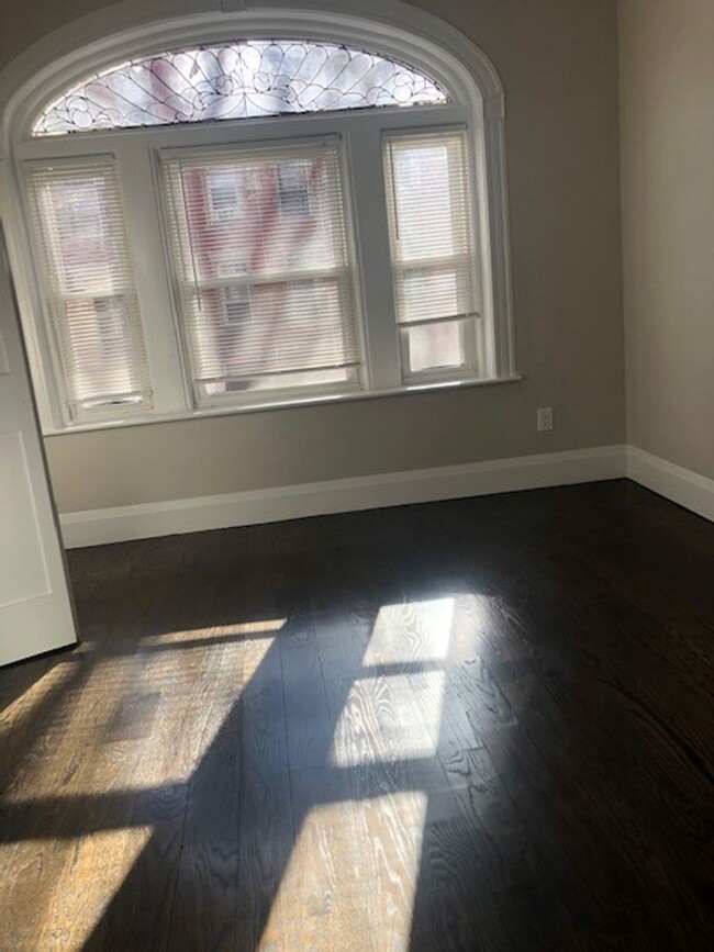 Building Photo - Beautiful 4 Bed 2 Bath in Brookline availa...