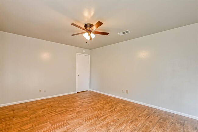 Building Photo - 1801 Laurel Oaks Dr