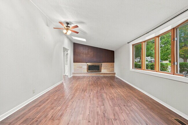 Building Photo - 131 Oak Dr