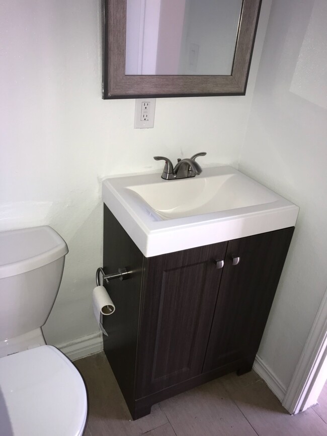 Building Photo - Remodel, Beautiful 2 bedroom 1 1/2 bath ap...