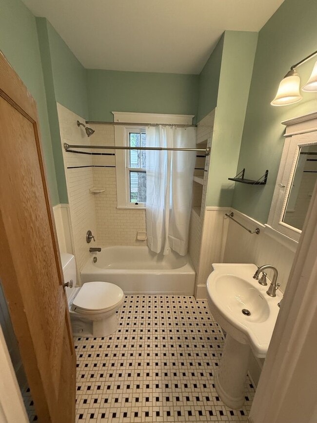 Building Photo - 2 Bedroom 1 Bathroom Home!