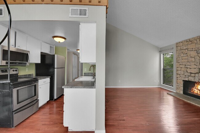Building Photo - $1,900.00 - 2 Bedroom, 1 Bathroom, Condo i...