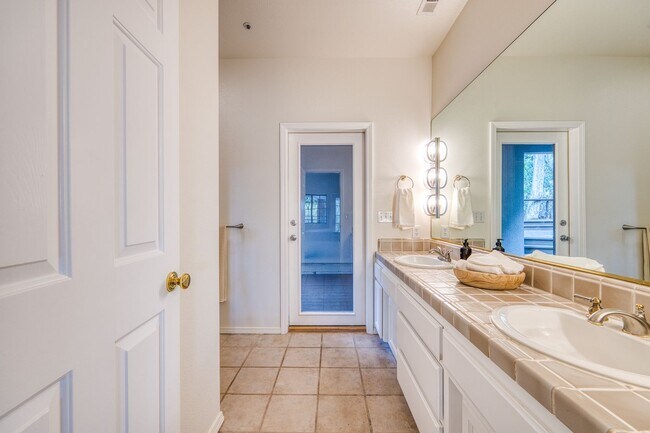 Building Photo - Huge house (2914 Sq. Ft.) in a well desired neighborhood off of Johnson Avenue