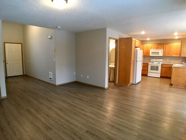 Building Photo - Finic5