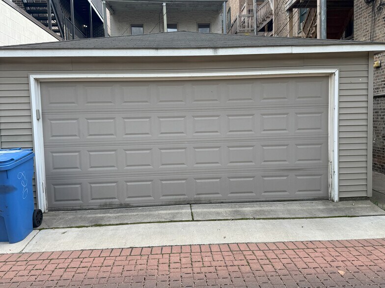 Building Photo - 820 W Wrightwood Ave