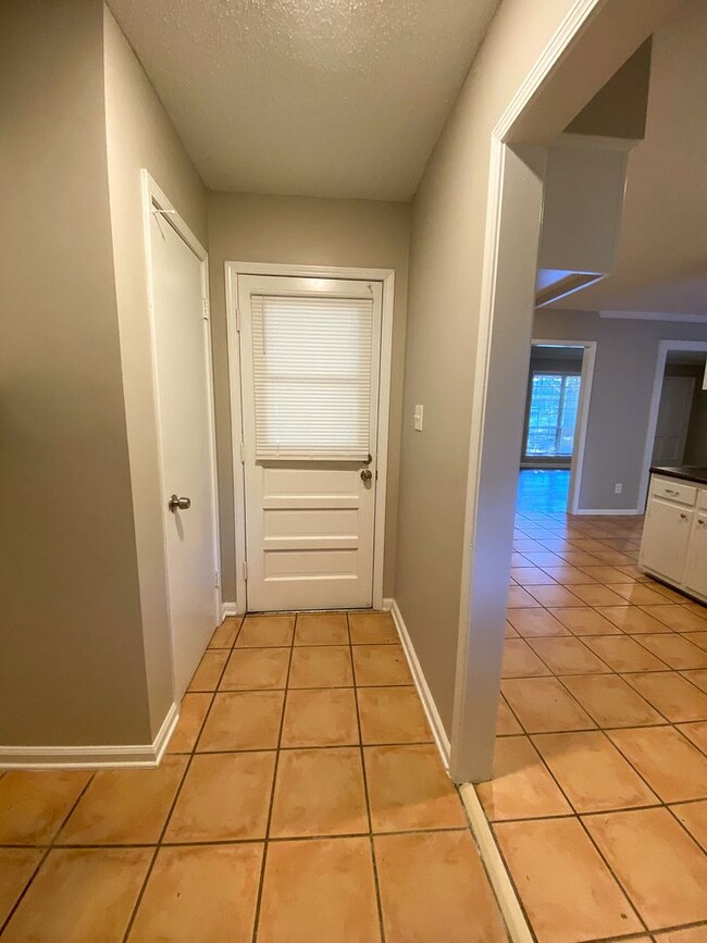 Building Photo - 3 bedroom 2 bathroom near Sycamore View an...