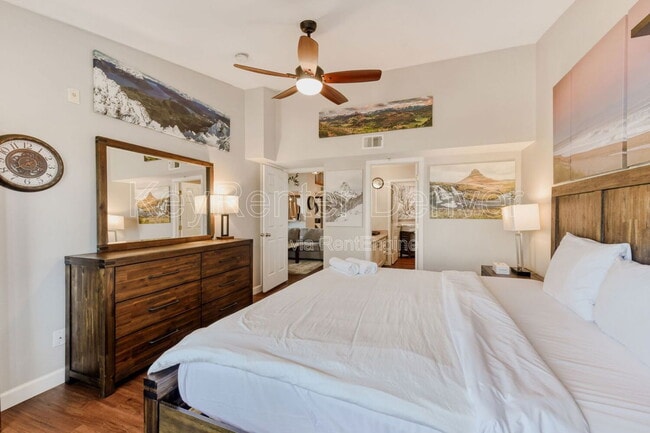 Building Photo - 12304 W Cross Dr