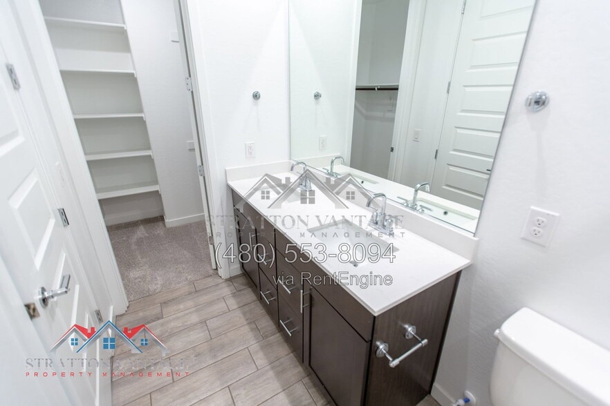 Building Photo - 4029 E Amoroso Dr