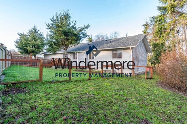 Building Photo - Single-Level 3 Bedroom Home with Fenced Yard