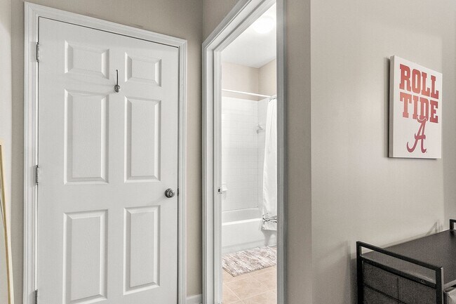 Building Photo - Capstone Quarters 2 BR/2 BA 2nd Floor Available